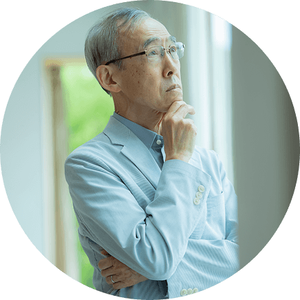 考える男性の写真