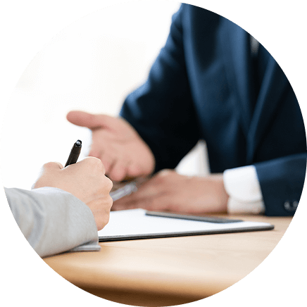 契約書にサインする様子