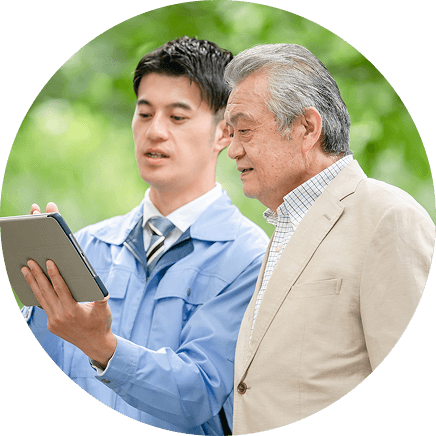 相談を受けるスタッフと高齢者