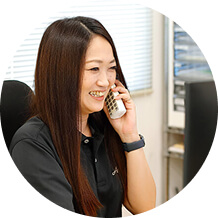 お問い合わせ中の女性