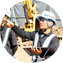 現地で見積もりを行うスタッフ