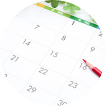 カレンダーに予定を記入している様子