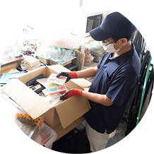 遺品を丁寧に仕分けるスタッフ