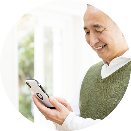 考える男性の写真