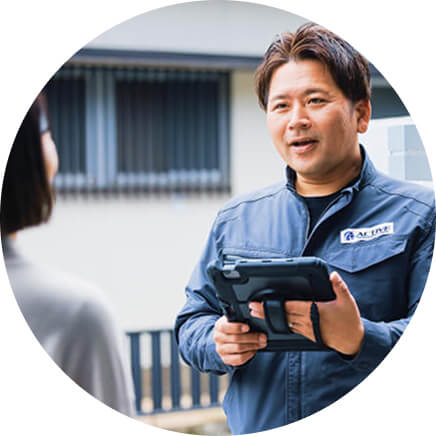 現地を調査するスタッフ