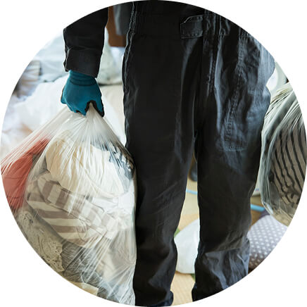 契約書にサインする様子