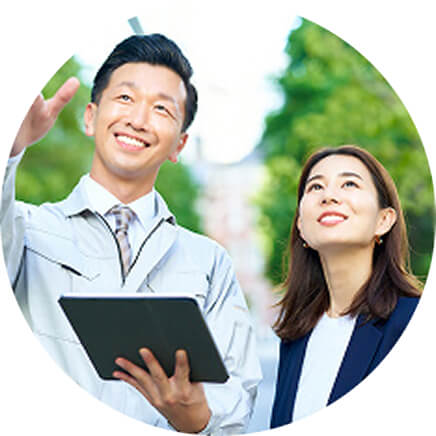 相談を受けるスタッフと高齢者