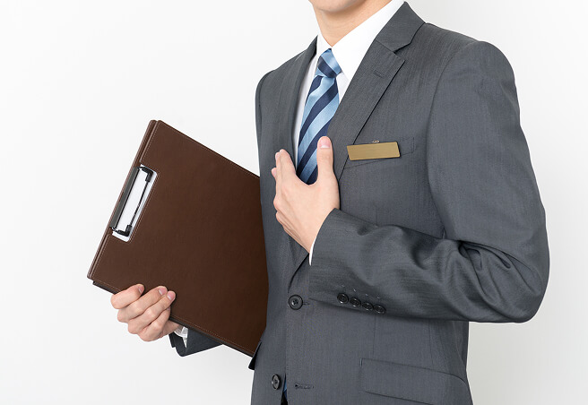 スーツ姿のスタッフ