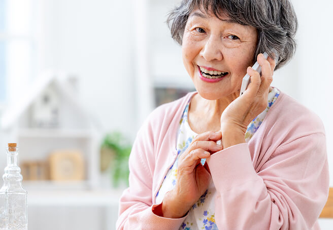 電話中の高齢女性