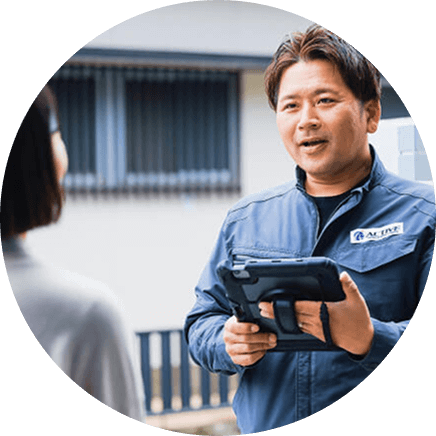 現地調査を行うスタッフの様子