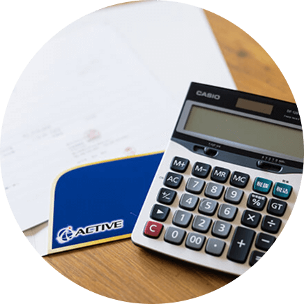 計算機とメモ帳の写真