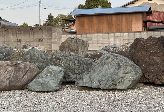 庭石買取の基礎知識：専門業者に依頼する前に知っておくべきこと 