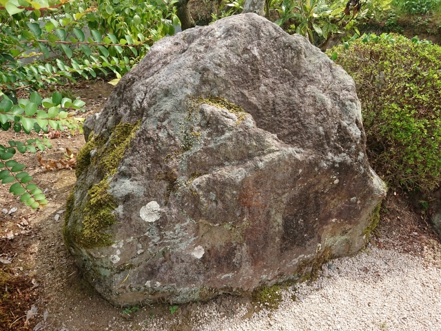 庭石の処分に困っている方必見！お得に片付ける方法と注意点について岡山の解体工事業者ACTIVE（アクティブ）が解説 |  岡山で解体なら株式会社ACTIVE（アクティブ）