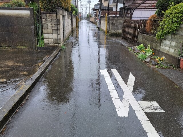 雨の日の解体工事を安全対策