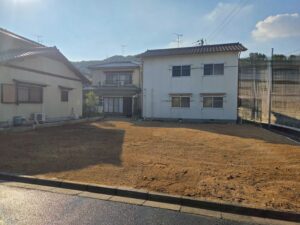 岡山市中区の木造二階建て住宅を解体し庭木の抜根後に整地した施工後の様子