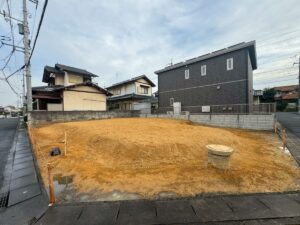 倉敷市の木造住宅解体工事後、整地まで完了した住宅街の現場