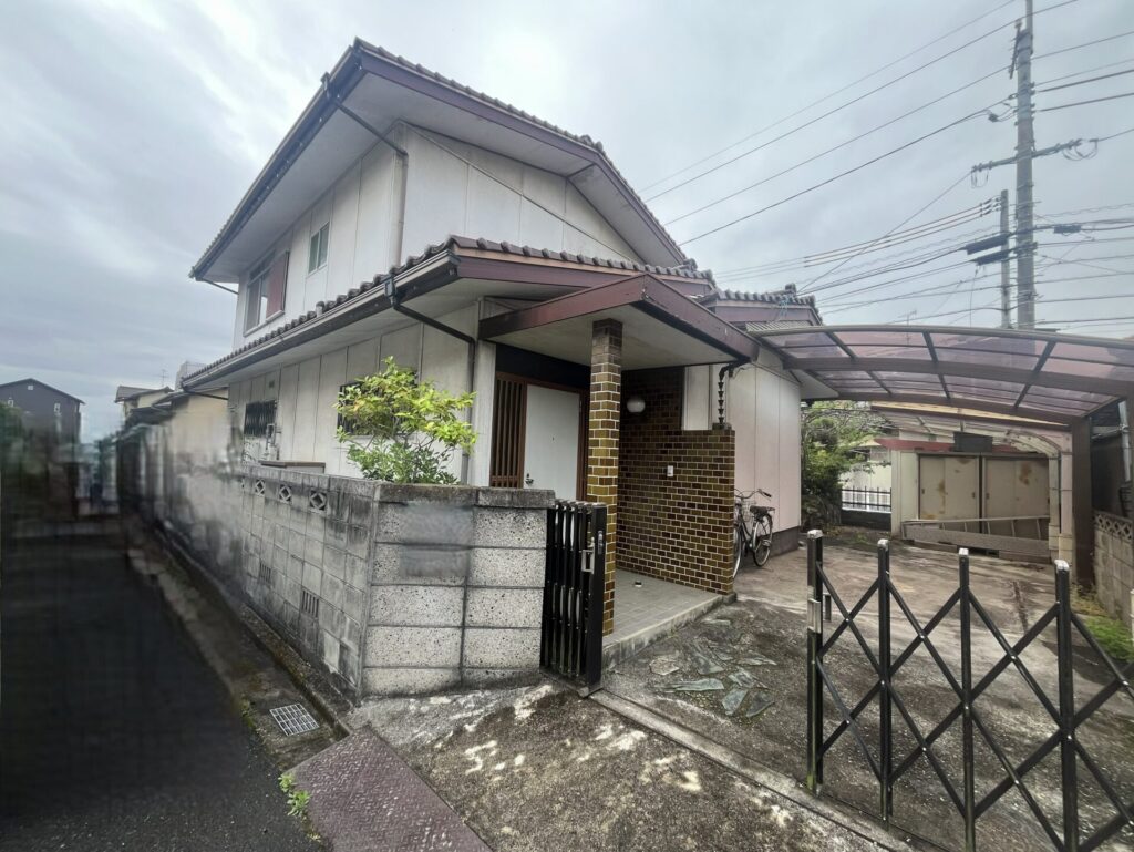 倉敷市で解体予定のカーポート・倉庫付き木造二階建て住宅の外観
