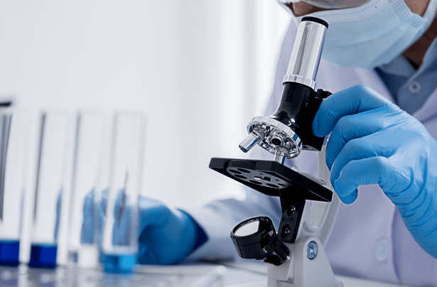 専門機関で顕微鏡を用いてアスベストの含有率を精密に分析し判定している様子