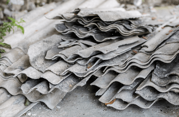 アスベストが含まれている可能性がある古い波板スレートの屋根