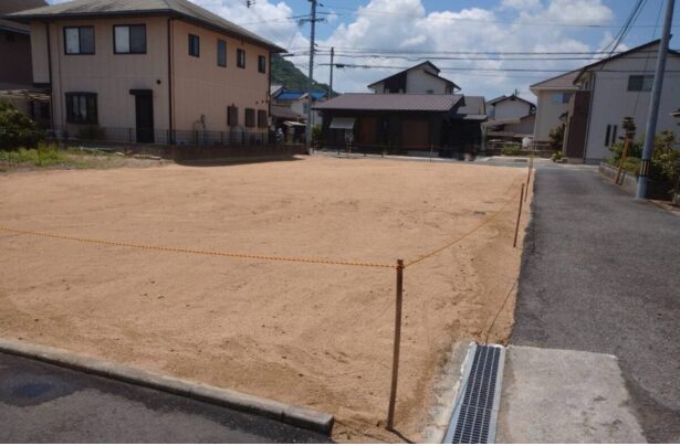 家解体後に整地された更地と土地活用を検討するためのイメージ
