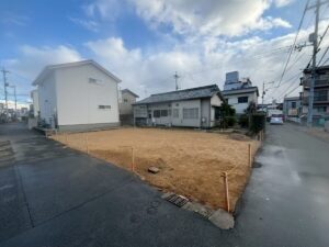 岡山市北区の木造住宅解体後に整地し杭とトラロープを設置した敷地の様子