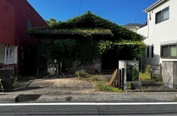 草木が伸びた古い空き家の外観写真