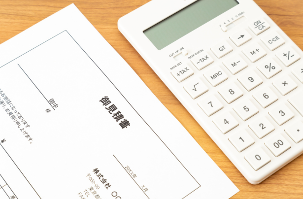 土地売却前の解体費用や見積もり金額を確認している様子