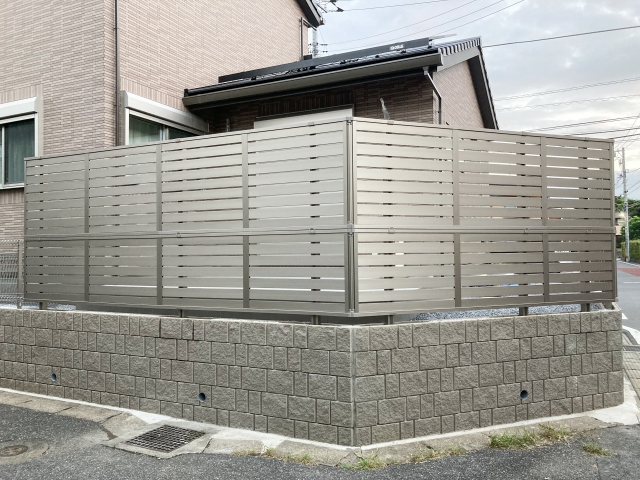ブロック塀撤去後に目隠しフェンスを設置した住宅外構の様子