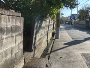 道路沿いにある老朽化したブロック塀と撤去を検討すべき外構の様子