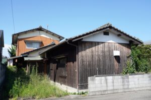 土地売却前に解体や更地渡しを検討する空き家の様子