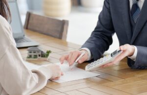解体工事の補助金申請について費用や対象条件を相談している様子