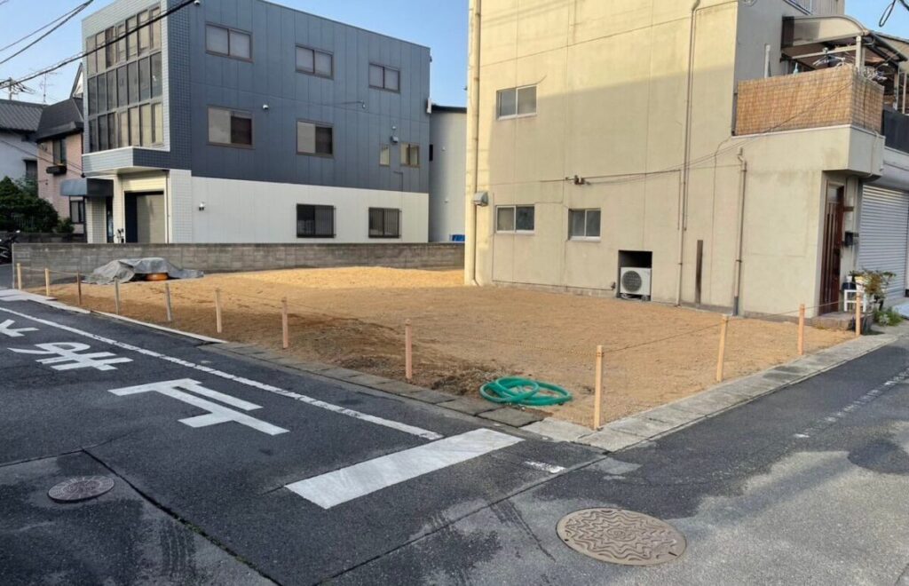 駐車場撤去後に整地された土地と今後の活用を検討する敷地の様子