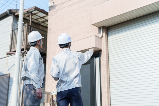 太陽光パネル撤去業者を選ぶために現地調査や工事内容を確認している様子
